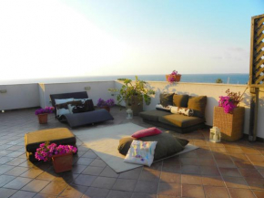Lussuoso attico con terrazza sul mare